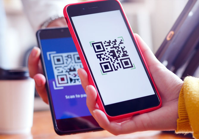 Pessoa segurando celular na mão com código QR Mercado Pago aberto na tela