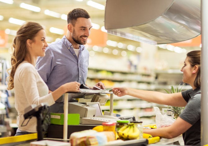 Mercado Pago: casal pagando compras no supermercado com o vale alimentação