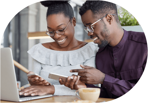 Pessoas verificando informações sobre crédito no celular