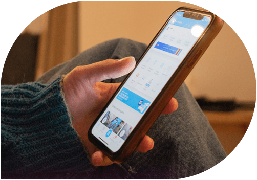 Pessoas verificando informações sobre crédito no celular